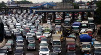 Ratusan kendaraan mengantre di tol dalam kota.