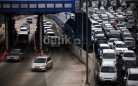Kepadatanan lalu lintas di ruas tol dalam kota. Mulai 5 Desember 2013, PT Jasa Marga kembali menaikkan tarif tol dalam kota.