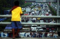 Lalu lintas di tol dalam kota merayap. Sejatinya tol ini mengalami penyesuaian tarif pada bulan Oktober lalu. Sebab ruas Cawang - Tomang - Grogol - Pluit hingga bulan September belum memenuhi standar pelayanan minimum terkait indikator penerangan jalan umum.