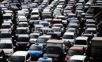 Lalu lintas di tol dalam kota padat. Mulai 5 Desember 2013, tarif tol dalam kota mengalami kenaikan. Untuk golongan I naik dari Rp 7.000 menjadi Rp 8.000, Golongan II naik dari 8.500 menjadi Rp 11.500, Golongan III naik dari Rp 11.500 menjadi Rp 13.000, Golongan IV naik dari Rp 14.000 menjadi Rp 16.000, sedangkan  Golongan V naik dari Rp Rp 17.000 menjadi Rp 19.000.