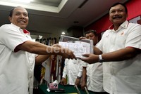 Pengurus KONI Jawa Tengah, menyerahkan berkas persyaratan menjadi tuan rumah PON 2020 kepada pengurus KONI Pusat di Gedung KONI Pusat, Jakarta, Jumat (29/11).