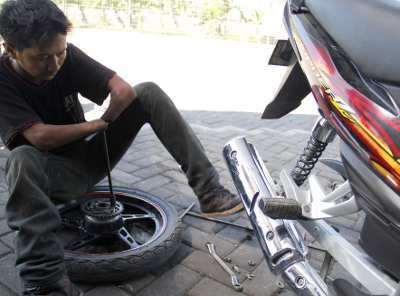 Budi Santoso, Pria Tuna Daksa Piawai Perbaiki Motor