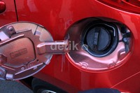 Berbeda dengan mobil listrik lainnya, hatchback ini dibekali mesin rotary dan motor listrik. Jadi ada colokan listrik dan tangki bensinnya. Mesin ikoniknya tidak menggerakkan roda depan, tapi motor listriklah yang bekerja.