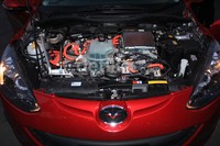 Untuk baterainya, Mazda mendesainnya agar bisa berdekatan dengan mesin rotary. Nah, pada bagian kap mesin tersemat 'jeroan' untuk membantu kerja mesin rotary dan motor listrik yang terintegrasi dengan baterainya.