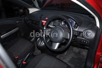 Masuk ke kabinnya, rasanya seperti di dalam kabin Mazda2 1.500 cc bensin. Tuas transmisi masih ada, rem tangan pun masih tersemat sangat apik.