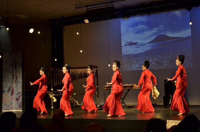 Semarak Alunan Angklung dan Lenggok Penari di Indonesia Summer 2013