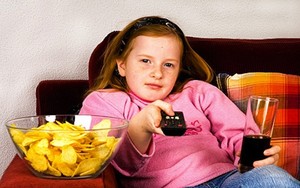 Anak Sering Nonton TV Saat Makan Cenderung Alami Obesitas Saat Dewasa