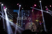 Ribuan penonton yang didominasi oleh kaum hawa itu pun nyaris berteriak histeris sepanjang konser.