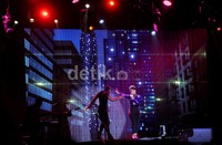 Tata panggung dan penari yang disajikan di penampilan Alicia kali ini membuat konser tersebut begitu hidup.