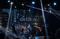 Alicia tampil memukau dengan penari latarnya.