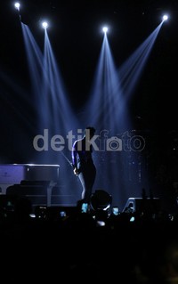 Tata cahaya membuat konser Alicia malam itu semakin dramatis.