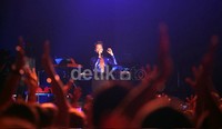 Choir penonton seperti selalu membahana sepanjang lagu dimainkan.