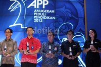 Group Trans Corp juga mendapatkan penghargaan Anugerah Peduli Pendidikan 2013, untuk kategori progam acara Televisi.
