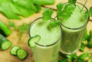 Rambut Mulai Beruban? Saatnya Minum Green Smoothies