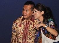 Acha nampak bercakap-cakap dengan produser Maxima Pictures, Odi Mulya Hidayat. (gusmun/detikhot)