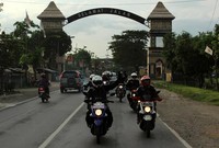 Selama di perjalanan, mereka melakukan beberapa kali istirahat baik shalat Jumat di Masjid yang berada di Kelurahan Sragen, pukul 11.50 WIB dan makan siang di rumah makan Sido Dadi, Mantingan pukul 14.00 WIB, lalu berhenti di Yamaha Rajawali Motor yang berada di jalan Sudirman, Ngawi, Jawa Timur.
