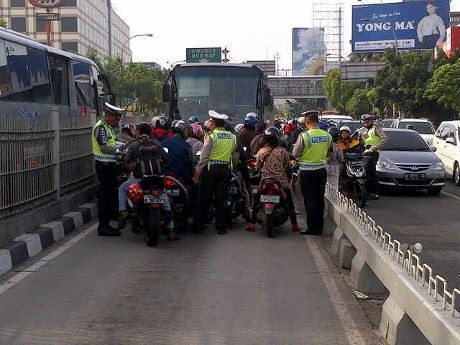 5 Reaksi Pemotor Penyerobot Busway Saat Ditilang Setengah Juta oleh Hakim