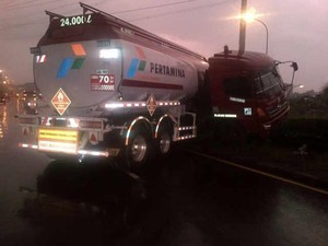 Truk Tangki Pertamina Tabrak Pembatas Jalan di Tol Cililitan