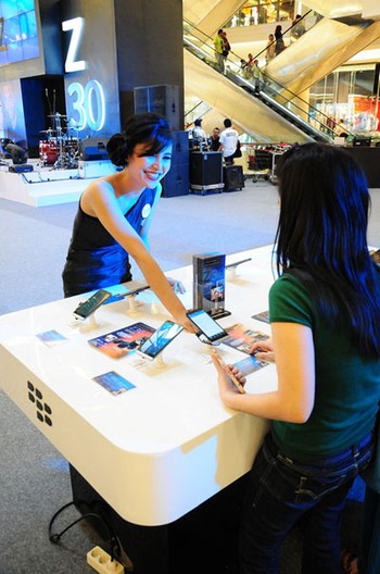 Para SPG menjelaskan smartphone BlackBerry Z30.