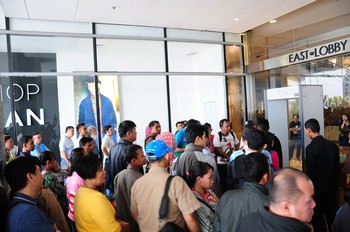 Para penggemar BlackBerry mengantre dalam acara BlackBerry Z30 Grand Launching di Mal Kota Kasablanka pada tanggal 30 November 2013.