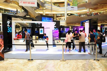 Untuk mendukung perkembangan BlackBerry, para operator membuka booth dalam acara BlackBerry Z30 Grand Launching di Mal Kota Kasablanka.     