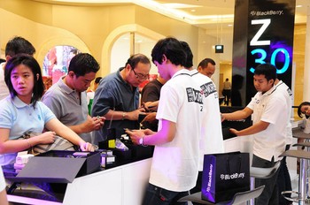 Untuk pembeli BlackBerry Z30 langsung dapat memilih layanan data dari operator, dibantu melakukan aktivasi layanan data dari operator tersebut dalam acara BlackBerry Z30 Grand Launching.