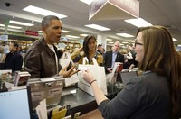 Presiden AS Barrack Obama berbelanja bersama putrinya Malia di sebuah toko buku di Washington, Sabtu (30/11). Tampak Obama mengeluarkan dompetnya untuk membayar tanpa pengawalan ketat. (REUTERS/Mary F. Calvert)