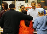 Presiden AS Barrack Obama dan Ibu Negara Michelle Obama (kiri) tersenyum kepada pengunjung di pusat perbelanjaan di Washington, pada longweekend akhir pekan ini.( REUTERS/Larry Downing). Longweekend karena thanksgiving day) yang jatuh Kamis lalu merupakan libur nasional.