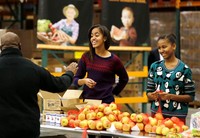 Kedua putri Presiden AS Barrack Obama, Malia (kiri) dan Sasha (kanan),menikmati hari libur Thanksgiving Daya di pusat perbelanjaan di Washington, akhir pekan ini.( REUTERS/Larry Downing). Thanksgiving dirayakan sejak sebelum AS berdiri, tepatnya tahun 1619.