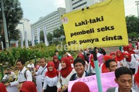 Dalam aksi tersebut mereka menolak sosialisasi penggunaan kondom karena tidak menjamin menangkal penyebaran AIDS. Berdasarkan penelitian dari Division of Pshysical Sciences yang menemukan virus HIV dapat menembus kondom.