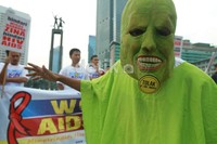 Dalam aksi tersebut mereka menolak sosialisasi penggunaan kondom karena tidak menjamin menangkal penyebaran AIDS. Berdasarkan penelitian dari Division of Pshysical Sciences yang menemukan virus HIV dapat menembus kondom.