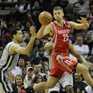 Rockets Beri Spurs Kekalahan Kandang Pertama