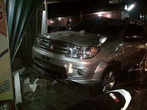 Fortuner Tabrak Warteg dan 2 Motor di Ciputat