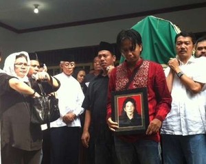Puluhan Orang Mengikuti Salat Jenazah Almarhum Mulyana W Kusumah