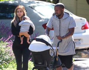 Kim Kardashian Kesal Disebut Ibu yang Tak Punya Waktu untuk Anak