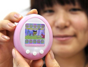 Bandai juga mengeluarkan model Tamagotchi dengan layar berwarna. (kredit foto: getty images)