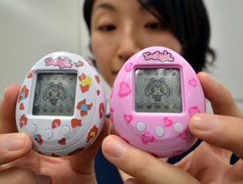 Tahun 2013 ini, Bandai akan melahirkan kembali Tamagotchi dengan model dan kemampuan yang mirip dengan versi pertamanya. (kredit foto: getty images)