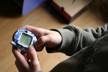 Meski tampaknya sederhana, permainan Tamagotchi memang bisa bikin kecanduan. (kredit foto: getty images)