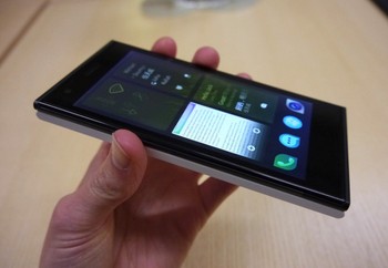     Dengan begitu, mudah bagi pengguna untuk menginstal Sailfish ke dalam ponsel Android miliknya untuk menggantikan sistem operasi Android yang ada. (kredit foto: techcrunch)