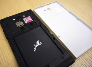    Jolla dijual senilai 399 euro. Pada penjualan perdananya, hanya tersedia 450 unit ponsel yang dipasarkan di toko di Helsinki, Finlandia. (kredit foto: techcrunch)