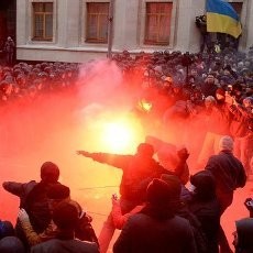 Bertelanjang Dada, Pendemo Wanita Kencingi Foto Presiden Ukraina