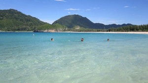 Byur! Nyemplung di Pantai Lampuuk, Aceh