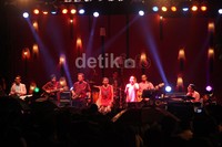 ESQI:F atau Syaharani and Queenfireworks mamanjakan para penonton lewat suara khas Syaharani.