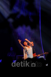 Andien menari-nari di atas panggung.