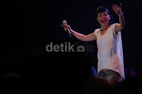 Lewat suara jazz-nya yang khas, Andien mengajak para penonton bernyanyi bersama.