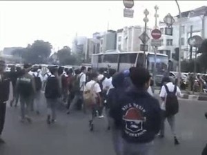 Sebuah Bus Kota Dirusak Pelajar