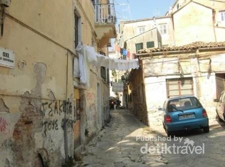 Begini cara menjemur pakaian di Yunani. Warga Pulau Corfu memasang tali jemuran di antara bilik rumah. Mereka menjemur baju dengan tali yang bisa diulur. Tali jemuran tinggal ditarik untuk mengambil baju kering. Praktis! Begini cara menjemur pakaian di Yunani. Warga Pulau Corfu memasang tali jemuran di antara bilik rumah. Mereka menjemur baju dengan tali yang bisa diulur. Tali jemuran tinggal ditarik untuk mengambil baju kering. Praktis!