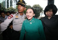 Maria masuk ke gedung KPK dengan dikawal seorang polisi. Lamhot Aritonang/detikFoto.