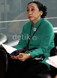 Maria menunggu dipanggil penyidik. Lamhot Aritonang/detikFoto.