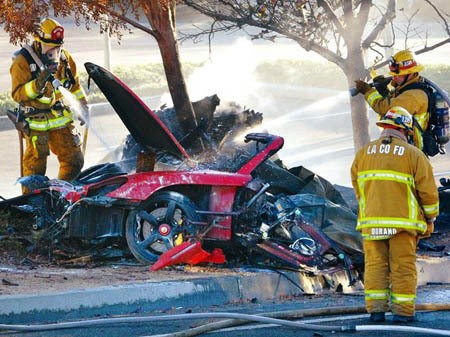 Fakta-fakta Seputar Kecelakaan Maut Paul Walker Fakta-fakta Seputar Kecelakaan Maut Paul Walker